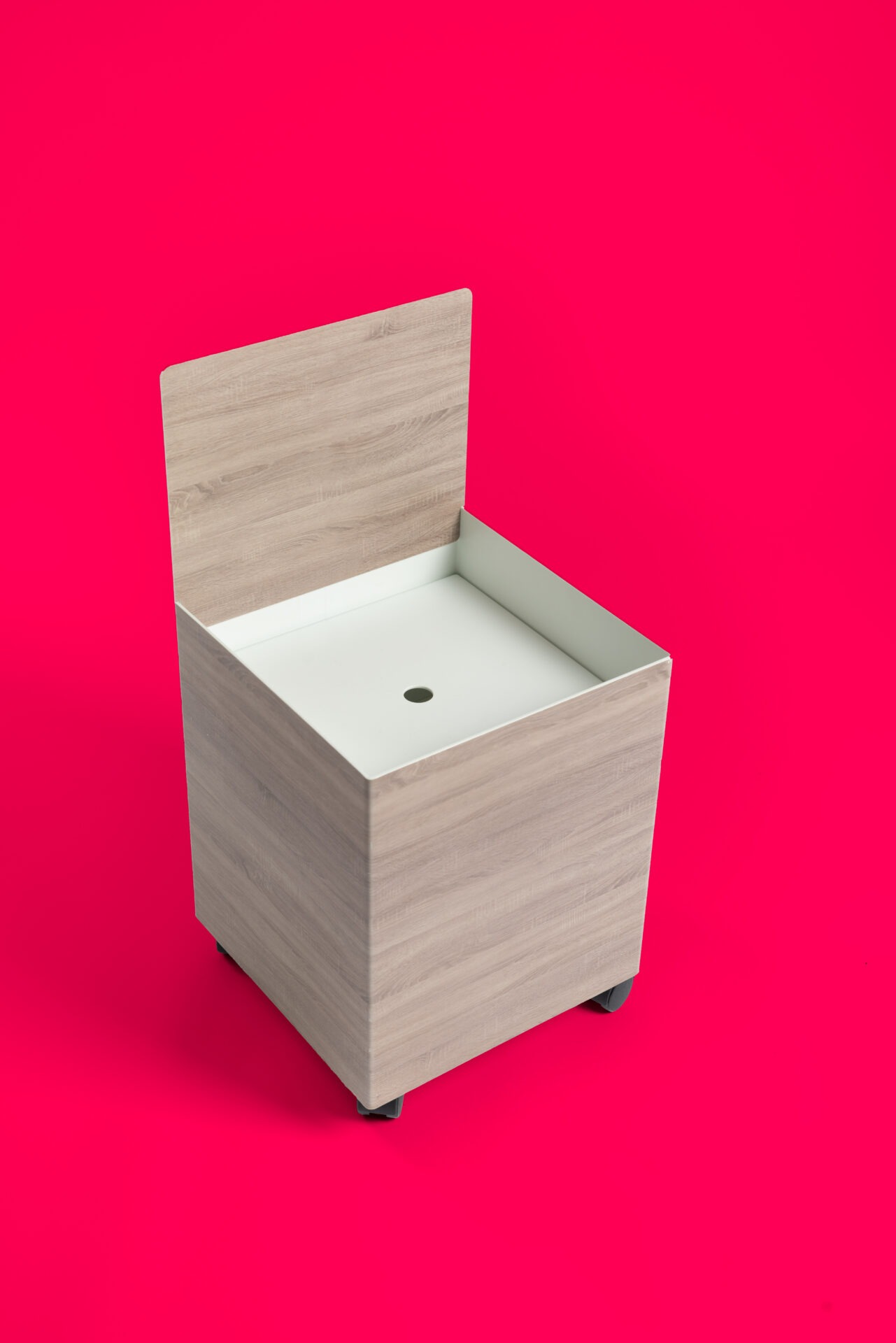 Mobiler Wurfstand mit Holzdekor und Rollen, gefertigt von IFFLAND für Events oder Promotion-Einsätze im Innenraum.