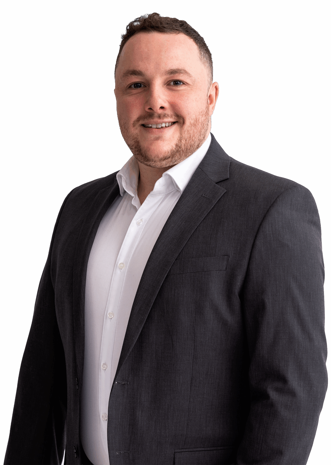 Enrico Amato in einem weißen Shirt mit dunklem Blazer, er hat kurzgeschnittene braune Haare und lächelt leicht.