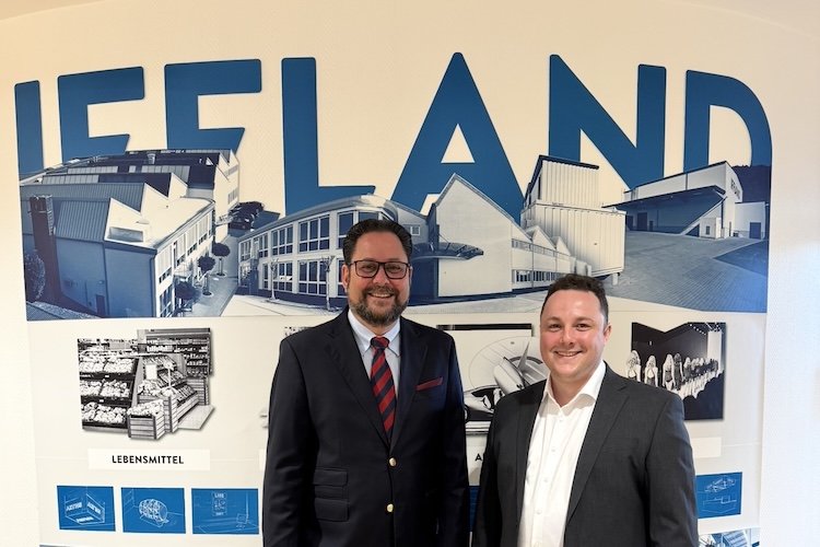 Foto mit Alexander W. Bohlender und Enrico Amato vor einer Motivwand mit großen IFFLAND Schriftzug